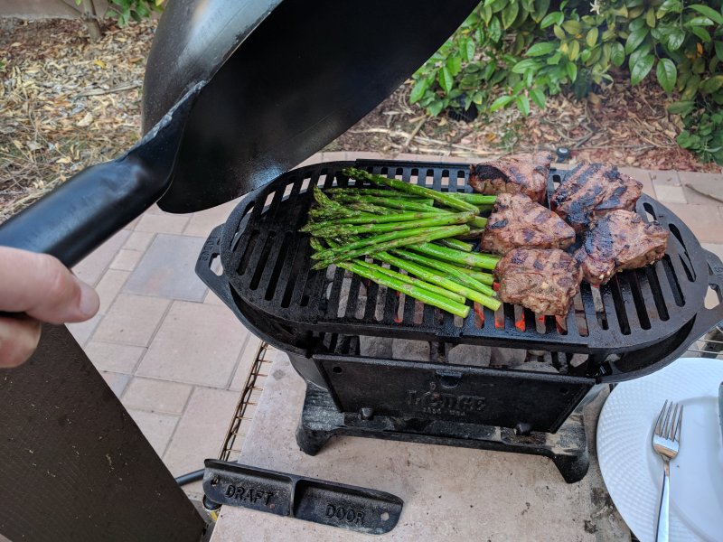 Assembled a Lodge Sportsman Grill (not Pro) from parts and just fired it  up. I'm happy with my splurge. : r/castiron