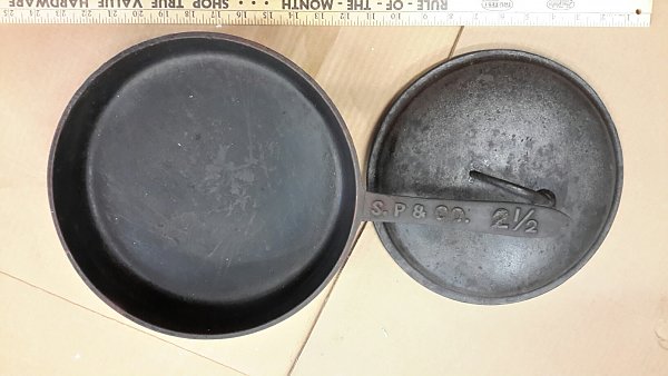 Click image for larger version

Name:	SP&amp;Co dutch fry pan with legs_resized.jpg
Views:	306
Size:	97.8 KB
ID:	319564